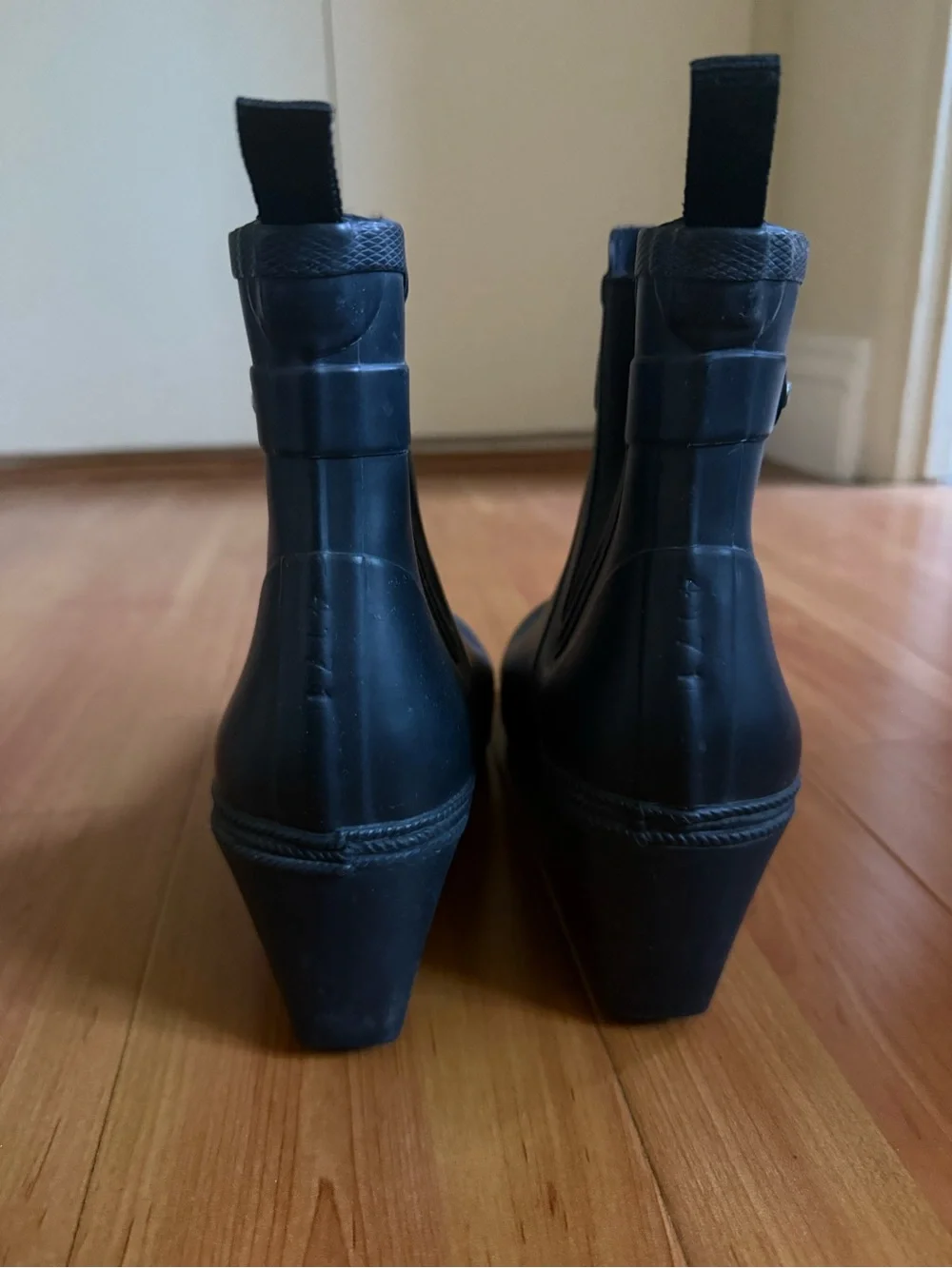 Tretorn sleek black